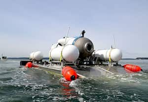 Sumergible turístico perteneciente a OceanGate germi en la superficie del agua en un mar. Las operaciones de búsqueda y rescate continúan por parte de la Guardia Costera de EE. UU. en Boston después de que un submarino turístico que se dirigía al sitio del naufragio del Titanic desapareciera frente a la costa sureste de Canadá. (Foto de Ocean Gate / Handout / Agencia Anadolu a través de Getty Imágenes)