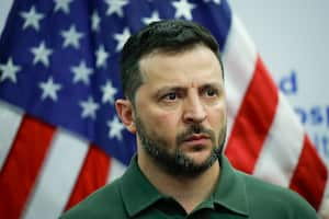 El presidente ucraniano, Volodímir Zelenski, habla con soldados ucranianos heridos durante una visita al Hospital de la Universidad de Staten Island, en Nueva York, el lunes 18 de septiembre de 2023. (Foto AP/Eduardo Muñoz, Pool)