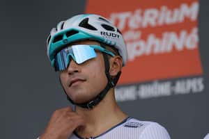 Santiago Buitrago en la tarima del Critérium del Dauphiné