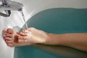 Las piernas y los pies necesitan de un buen baño relajante, en especial luego de un extenso día de trabajo.