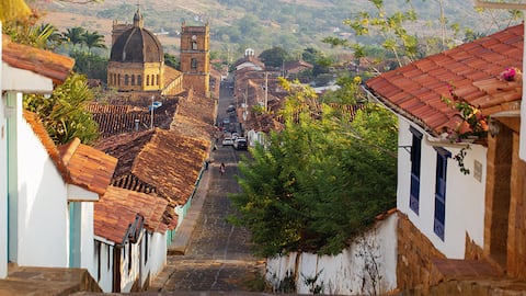   Barichara alberga calles empedradas y edificios encalados con techos de tejas rojas que parecen casi tan nuevos como el día en que se construyeron, hace unos 300 años, según la guía turística Lonely Planet.