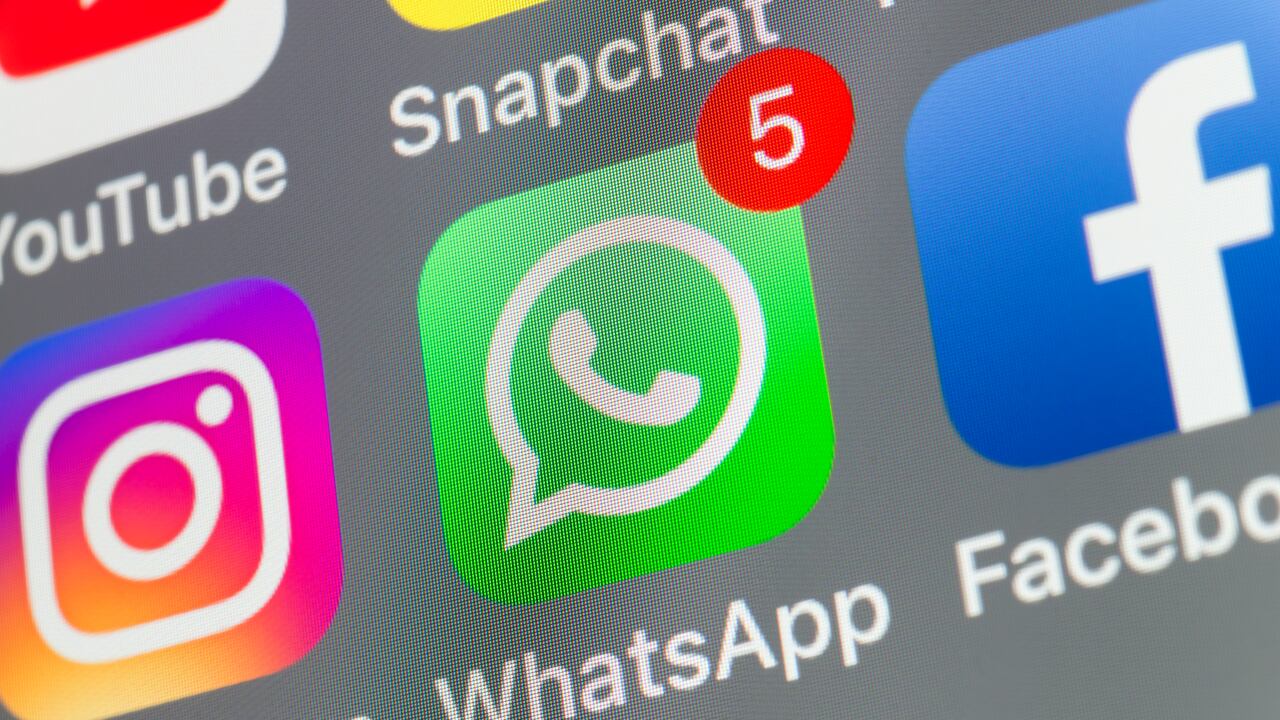 WhatsApp, Facebook, Instagram, Snapchat y Youtube en la pantalla de un iPhone.