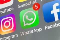 WhatsApp, Facebook, Instagram, Snapchat y Youtube en la pantalla de un iPhone.