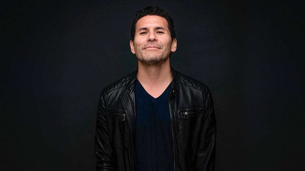 Emmanuel Briceño es maestro de música con énfasis en producción de la Universidad Javeriana. Dirige, desde hace una década, la banda de Juanes.