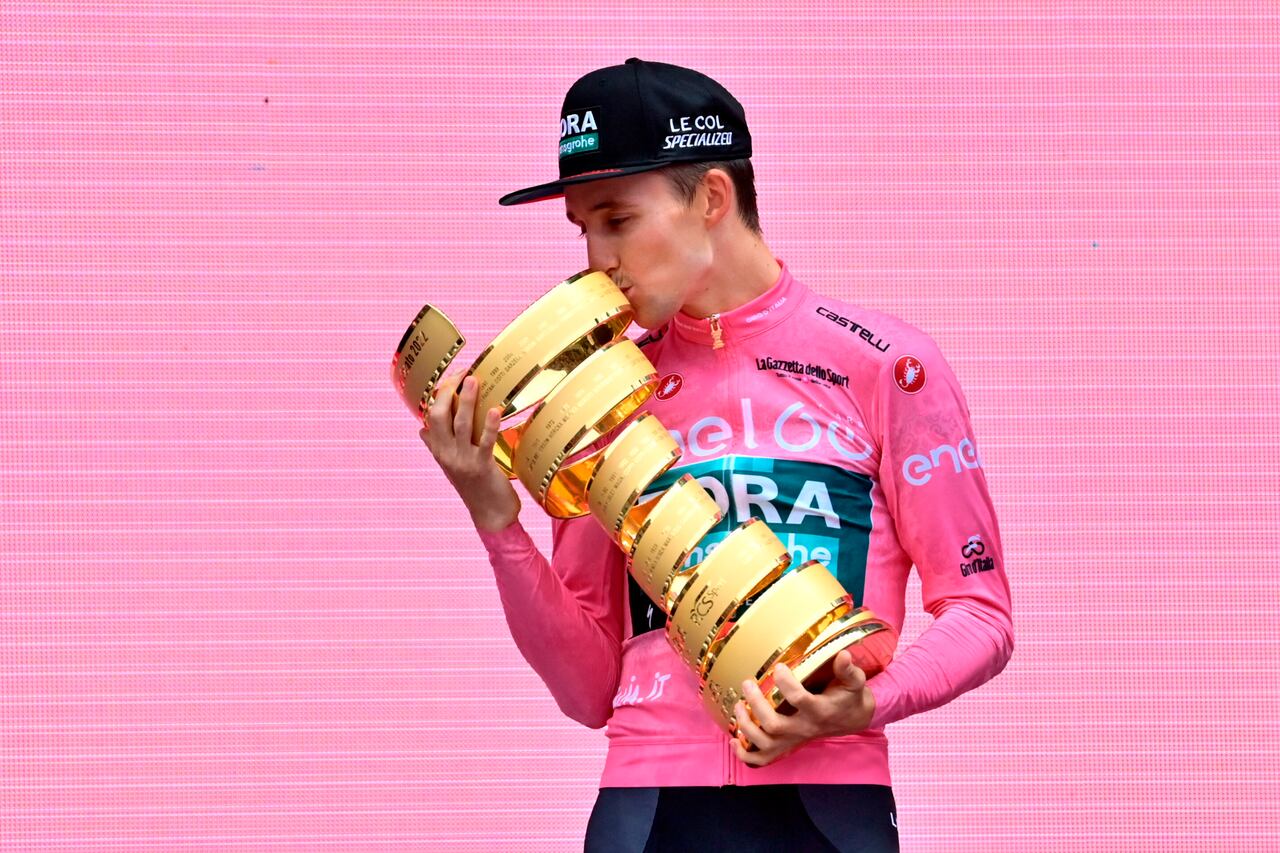 Australia's Jai Hindley kisses the trophy at the end of the 21st stage against the clock race of the Giro D'Italia, in Verona, Italy, Sunday, May 29, 2022. (Massimo Paolone/LaPresse via AP)