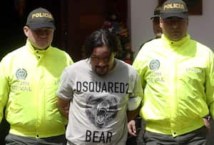 Integrantes de la Policía de Colombia presentan a Juan Carlos Mesa (c), alias Tom.