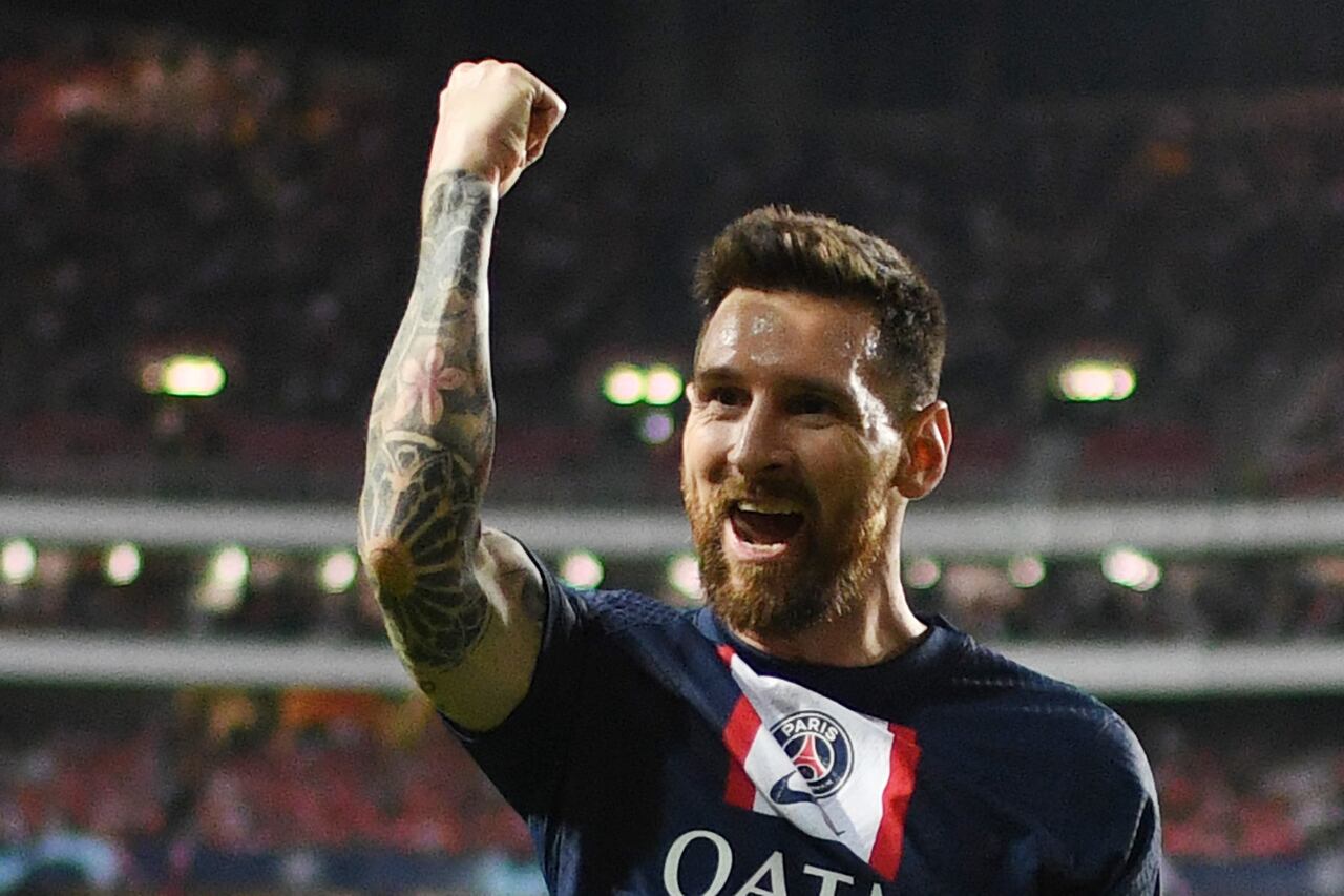 Paris Saint-Germain's Argentine forward Lionel Messi celebrates scoring the opening goal during the UEFA Champions League 1st round day 3 group H football match between SL Benfica and Paris Saint-Germain, at the Luz stadium in Lisbon on October 5, 2022. (Photo by PATRICIA DE MELO MOREIRA / AFP)