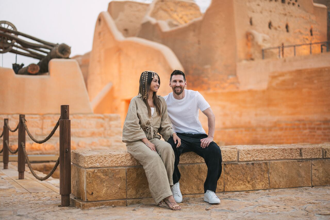 This handout picture provided by the Saudi Tourism Authority on May 1, 2023, shows Argentina's forward Lionel Messi, his wife Antonela Roccuzzo visiting Diriyah near Riyadh. (Photo by Saudi Tourism Authority / AFP) / RESTRICTED TO EDITORIAL USE - MANDATORY CREDIT "AFP PHOTO / SAUDI TOURISM AUTHORITY " - NO MARKETING - NO ADVERTISING CAMPAIGNS -  NO ARCHIVE-DISTRIBUTED AS A SERVICE TO CLIENTS