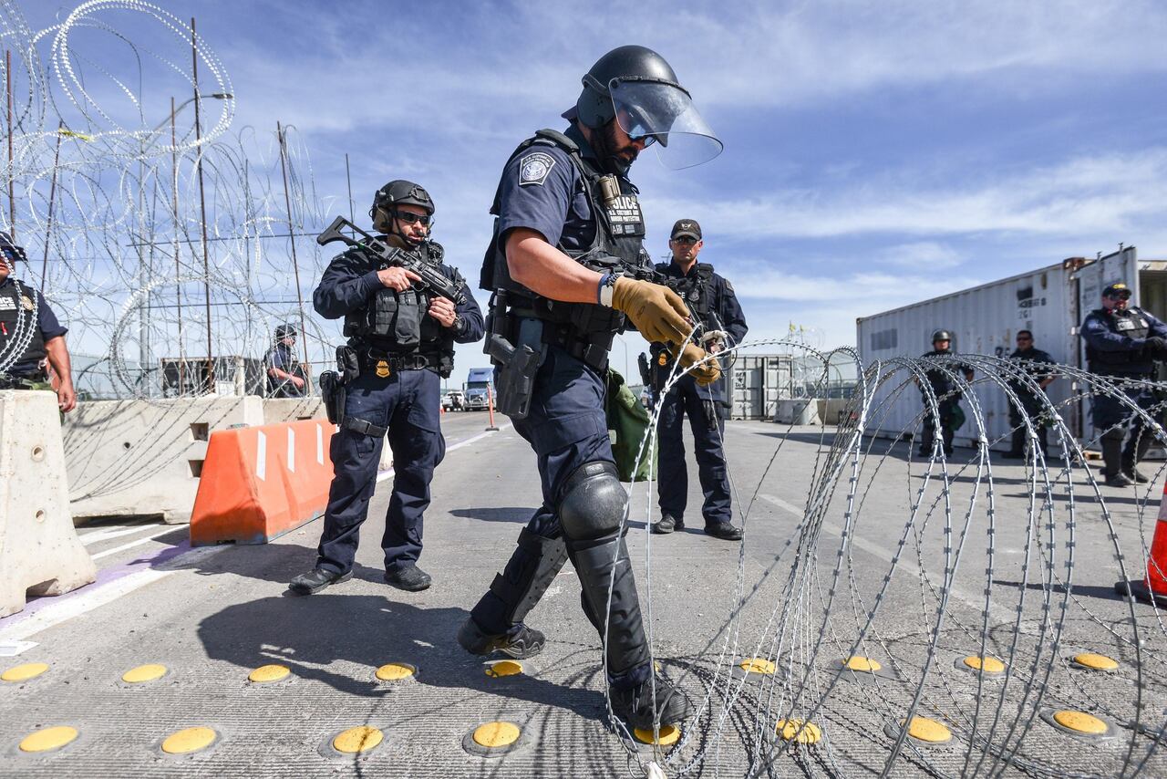 Agentes fronterizos y soldados del ejército de Estados Unidos participan en un simulacro antidisturbios en el puente internacional 2 que une las ciudades de Piedras Negras (México) y Eagle Pass (Estados Unidos).