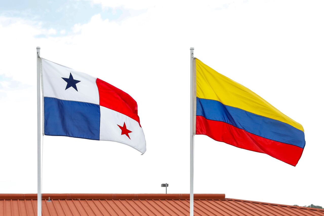 Banderas de Panamá y Colombia, repúblicas hermanas.