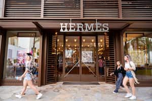 Hermès, es una casa de modas francesa, especializada en accesorios de cuero listos-para-usar y relojes de alto lujo.