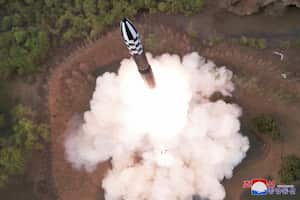 Lanzamiento de prueba de un nuevo misil balístico intercontinental de combustible sólido (ICBM) Hwasong-18 en un lugar no revelado en esta imagen fija de una foto utilizada en un video publicado por la Agencia Central de Noticias de Corea del Norte (KCNA) el 14 de abril de 2023. 