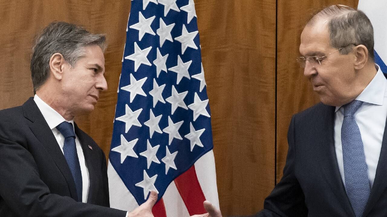 En esta foto de archivo tomada el 21 de enero de 2022, el secretario de Estado de los Estados Unidos, Antony Blinken (izquierda), y el ministro de Relaciones Exteriores de Rusia, Sergey Lavrov, se dan la mano antes de su reunión en Ginebra, Suiza.