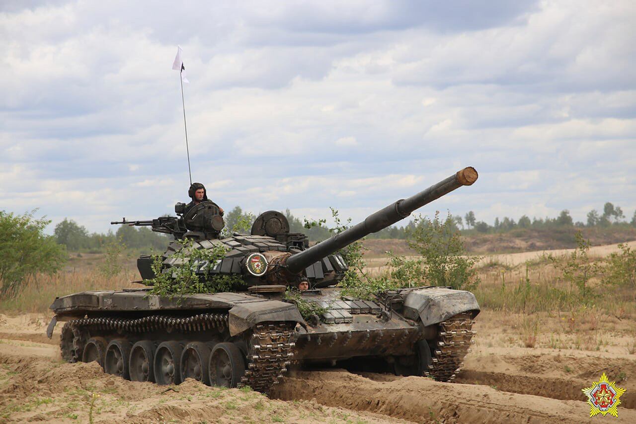En esta foto publicada por el Ministerio de Defensa de Bielorrusia el jueves 20 de julio de 2023, un tanque bielorruso rueda durante las maniobras de una semana con combatientes mercenarios de la compañía militar privada Wagner que se llevarán a cabo en un campo de tiro cerca de la ciudad fronteriza de Brest, Bielorrusia.