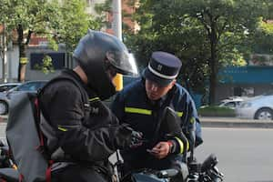 La medida se aplica de lunes a viernes para vehículos particulares, motos y taxis