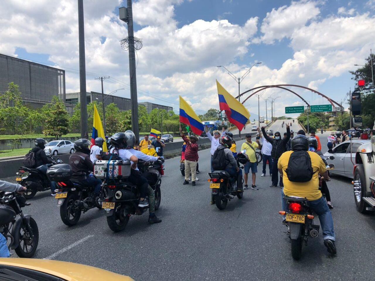 Continúa el cierre intermitente sobre la autopista Norte de Medellín, en las inmediaciones del búnker de la Fiscalía. Hace presencia la Policía Nacional y el Ministerio Público.