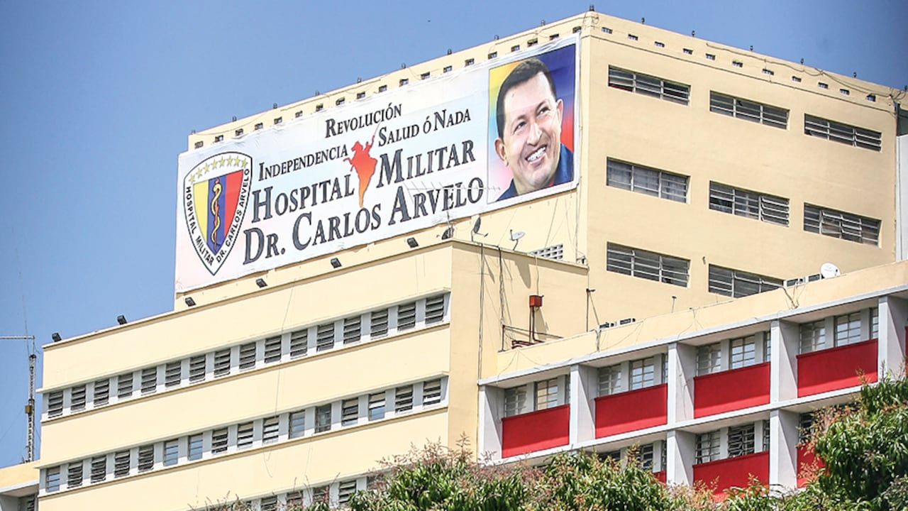 El Hospital Militar de Caracas fue convertido en búnker cuando atendían a Hugo Chávez. Desde entonces es difícil saber qué pasa de puertas para adentro.