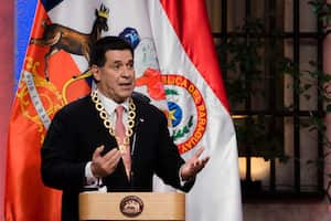 El expresidente de la República del Paraguay Horacio Cartes, habla con la prensa en el Patio de Las Camelias del Palacio de La Moneda el 30 de septiembre de 2016