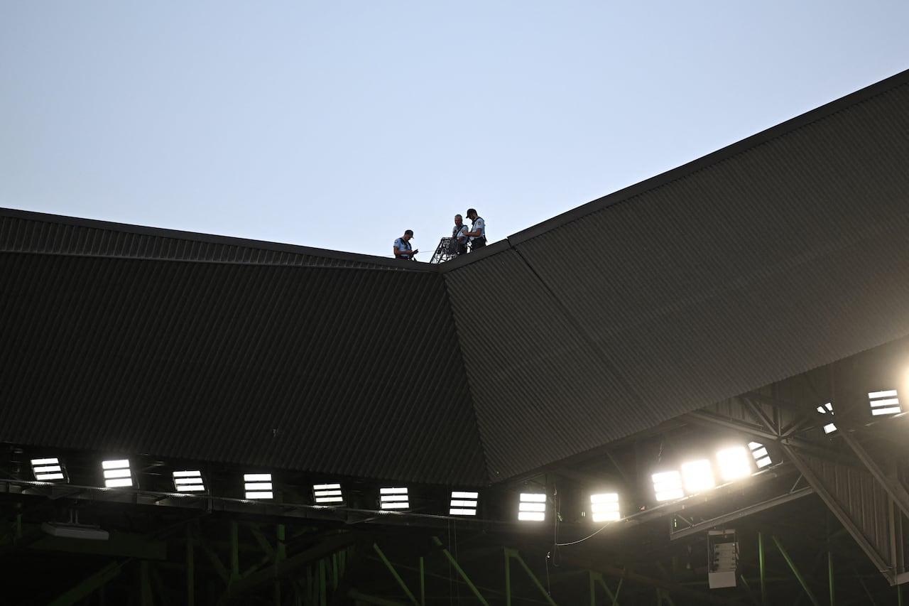El personal de seguridad observa desde el techo del estadio durante el partido del Grupo C de la Copa Mundial de Rugby Francia 2023 entre Australia y Fiji en el Stade Geoffroy-Guichard en Saint-Etienne, sureste de Francia, el 17 de septiembre de 2023.