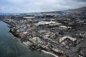 Casas y edificios destruidos en el paseo marítimo quemados hasta los cimientos en Lahaina después de los incendios forestales en el oeste de Maui, Hawái.