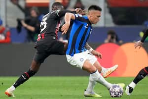 Lautaro Martínez disputando una pelota en el clásico entre Milan e Inter