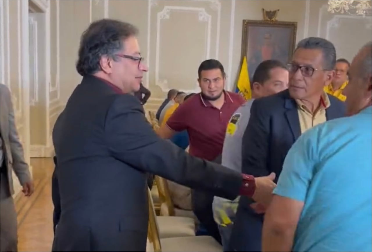 Presidente Gustavo Petro reunido con los taxistas en la Casa de Nariño