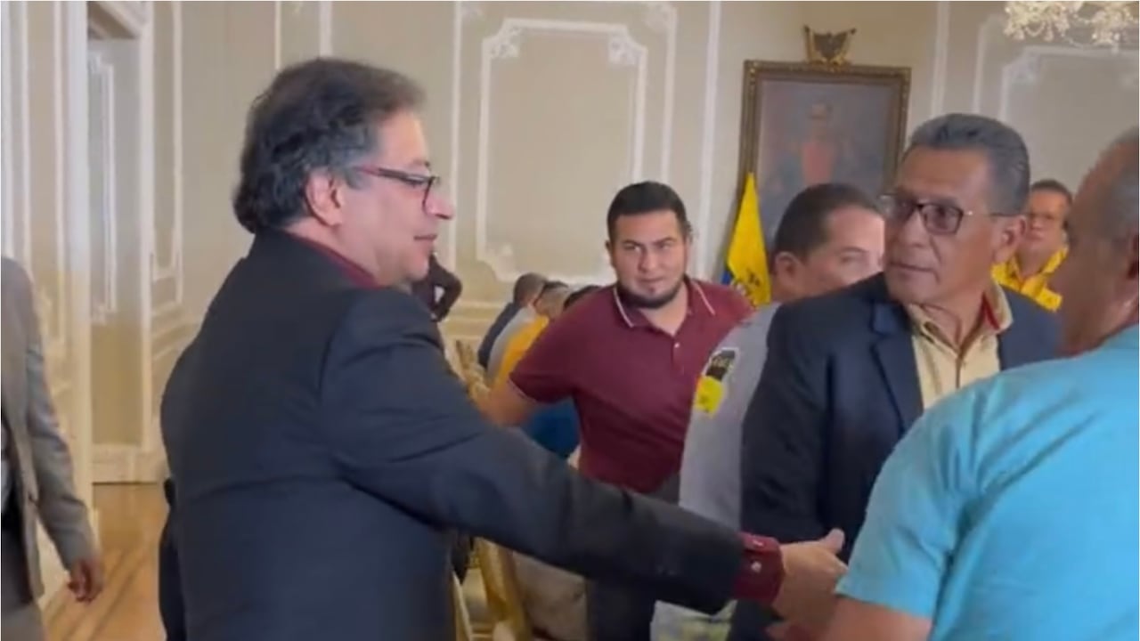 Presidente Gustavo Petro reunido con los taxistas en la Casa de Nariño