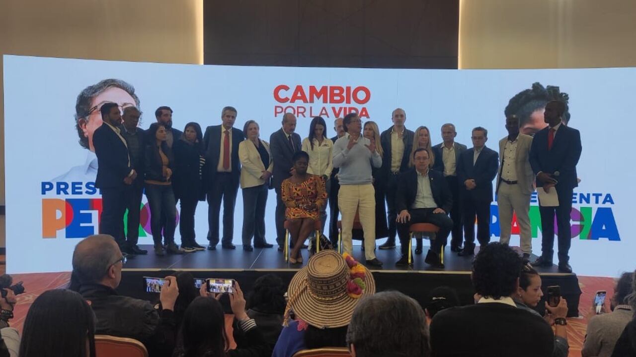 El candidato del Pacto Histórico Gustavo Petro presenta a su equipo de campaña, en el que Alfonso Prada estará como jefe de debate