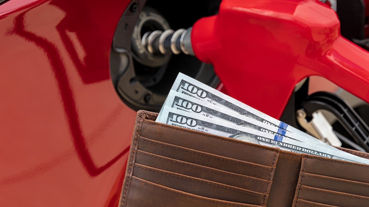 El aumento en el precio de la gasolina afecta el bolsillo de los usuarios.