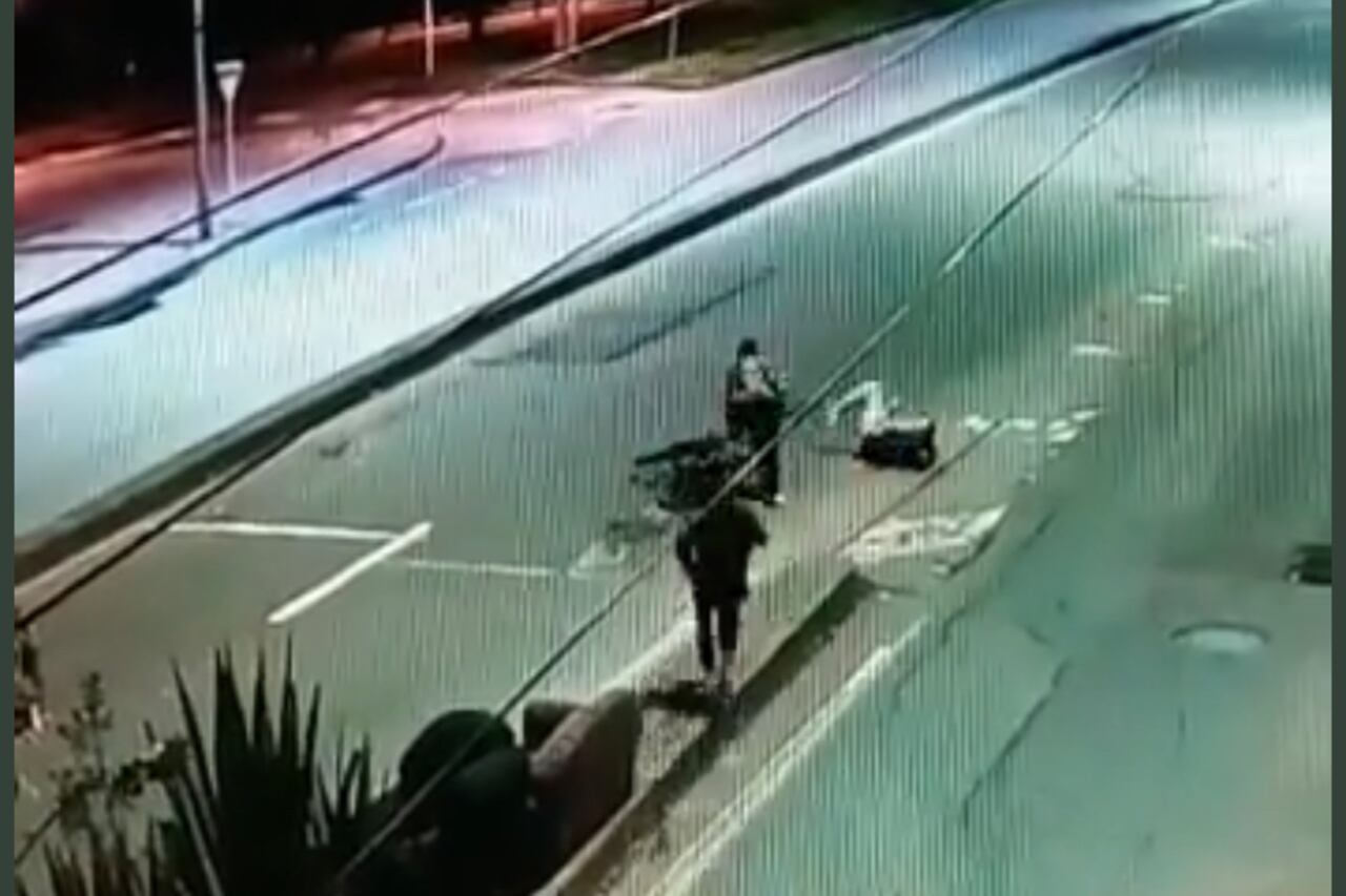 En seguida aparecen otros dos delincuentes que pese a que el ciclista se encuentra tirado en el piso adolorido por el impacto, comienzan a robarlo, mientras que el primero se sube a la bicicleta.