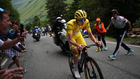 El esloveno Tadej Pogacar, vestido con el maillot amarillo de líder de la general, se separa de su rival en la subida hacia Pla d'Adet para ganar la decimocuarta etapa del Tour ciclista de Francia de 151,9 kilómetros con salida en Pau y llegada en Saint-Lary-Soulan Pla d'Adet, Francia, sábado 13 de julio de 2024. (Foto AP/Daniel Cole)