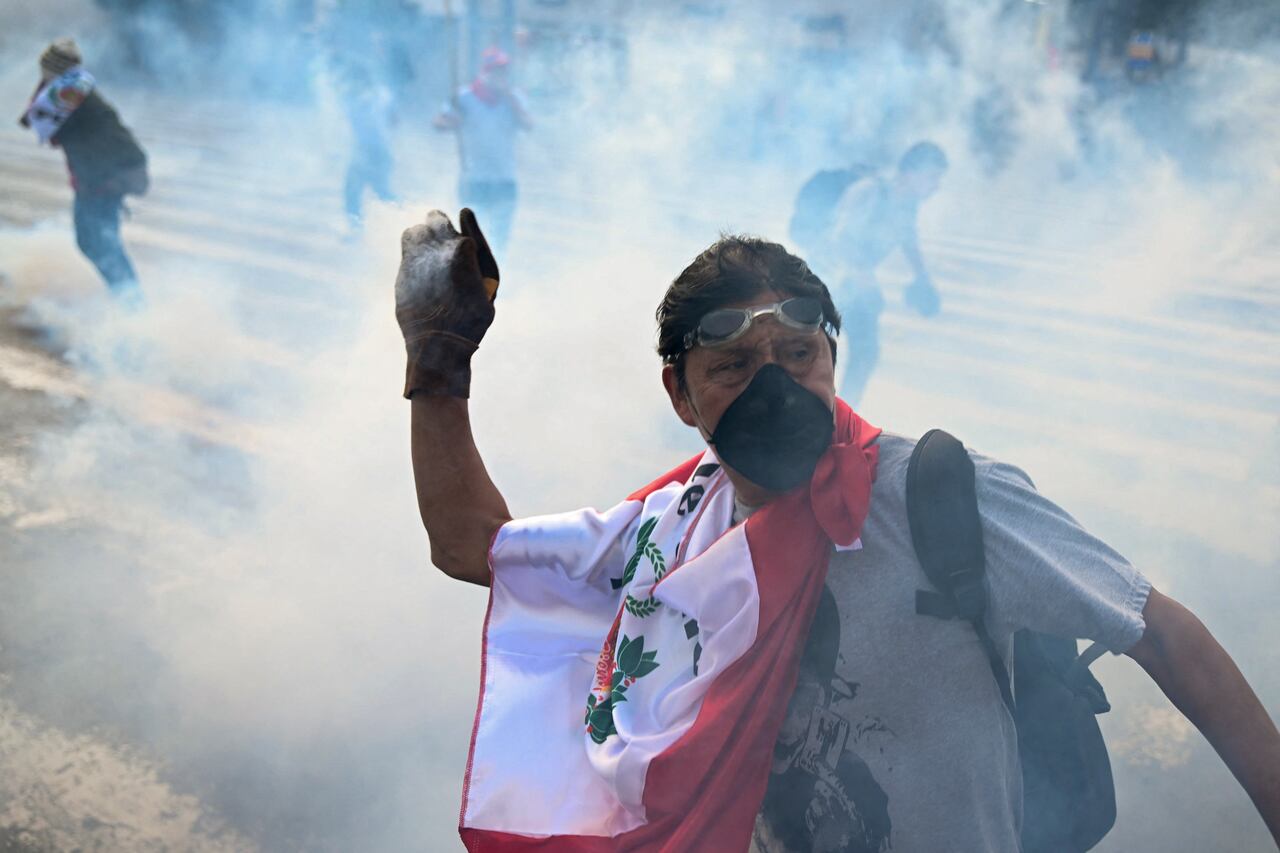 Desde el domingo se han presentado fuertes protestas en Perú. (Photo by ERNESTO BENAVIDES / AFP)