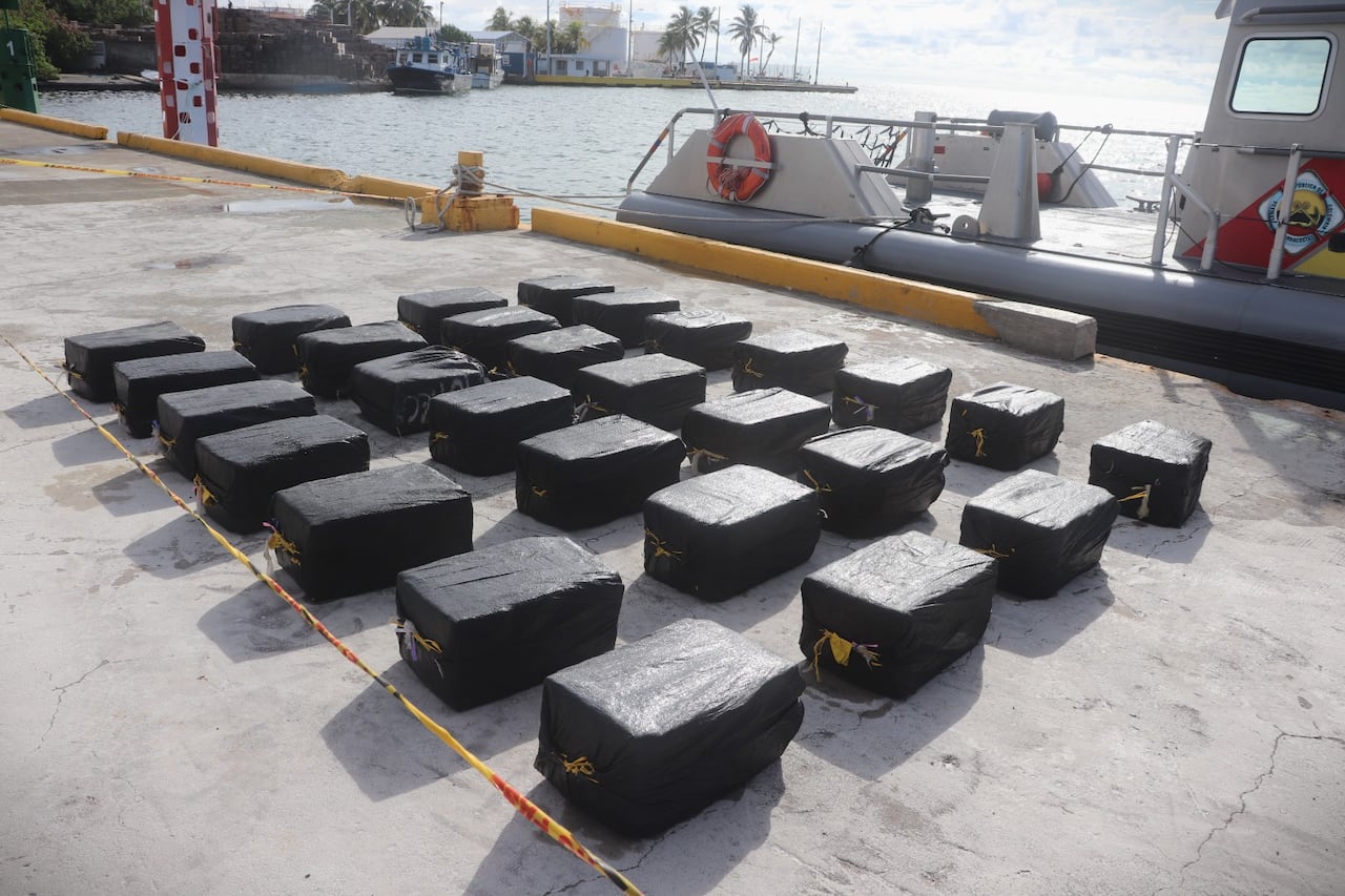 Bultos de cocaína que tenían como destino Centroamérica, y que fueron decomisados por la Armada.