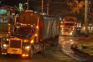 Segundo día de evacuación de camiones hacia Buenaventura.