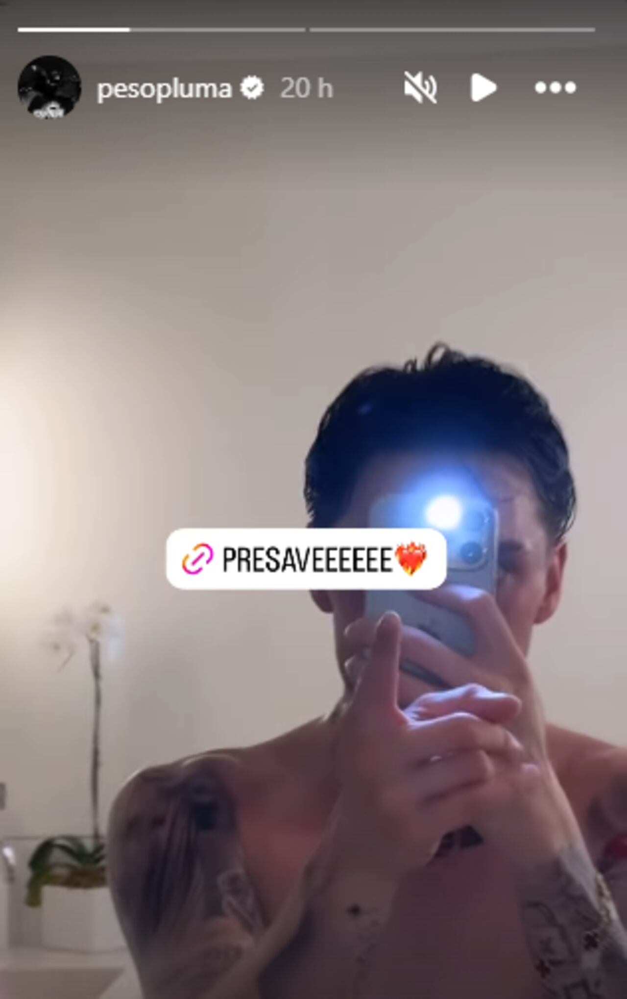 Peso Pluma compartió un video en su cuenta de Instagram promocionando su nuevo álbum y mostró su nuevo look.