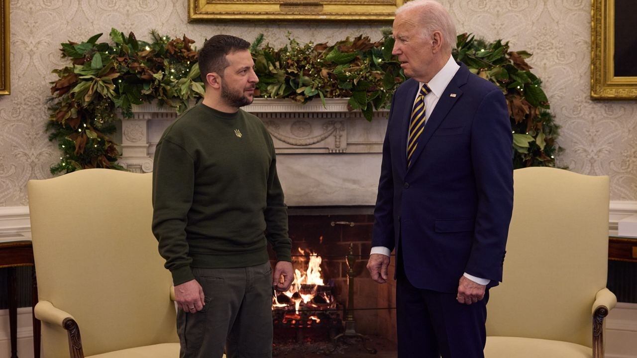 El presidente de EE. UU. Joe Biden y el presidente de Ucrania Volodymyr Zelenskyy se reúnen en la Casa Blanca en Washington D.C., Estados Unidos, el 21 de diciembre de 2022.