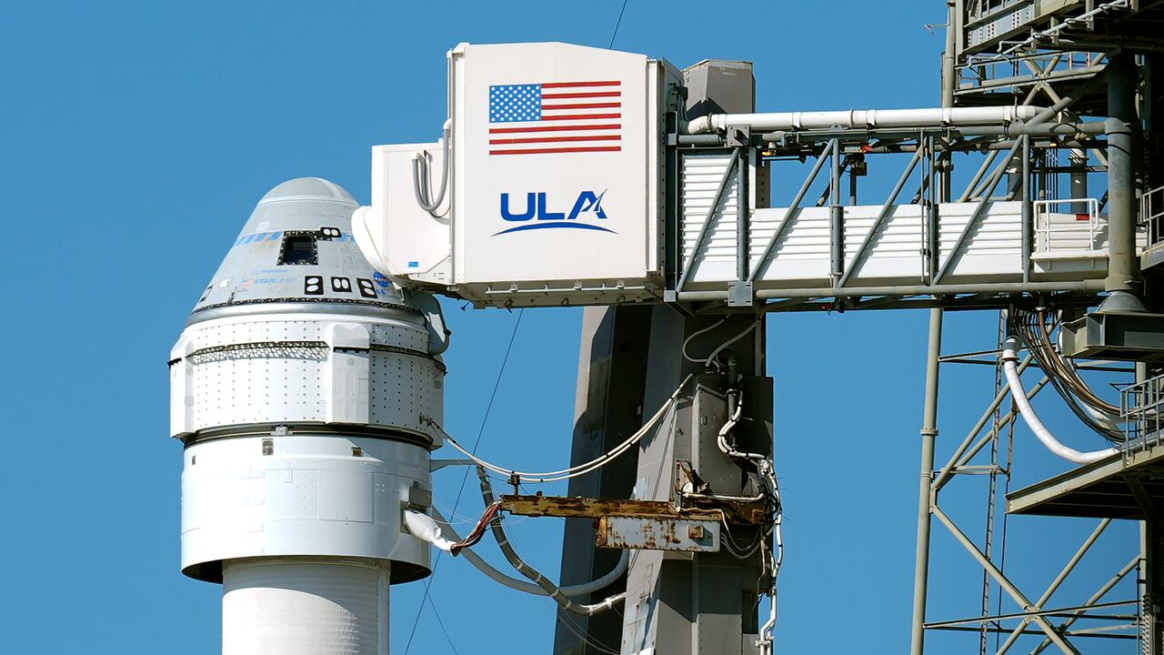 La cápsula Starliner de Boeing, encima de un cohete Atlas V, se encuentra en la plataforma de lanzamiento del Complejo de Lanzamiento Espacial 41 el viernes 31 de mayo de 2024 en Cabo Cañaveral, Florida.