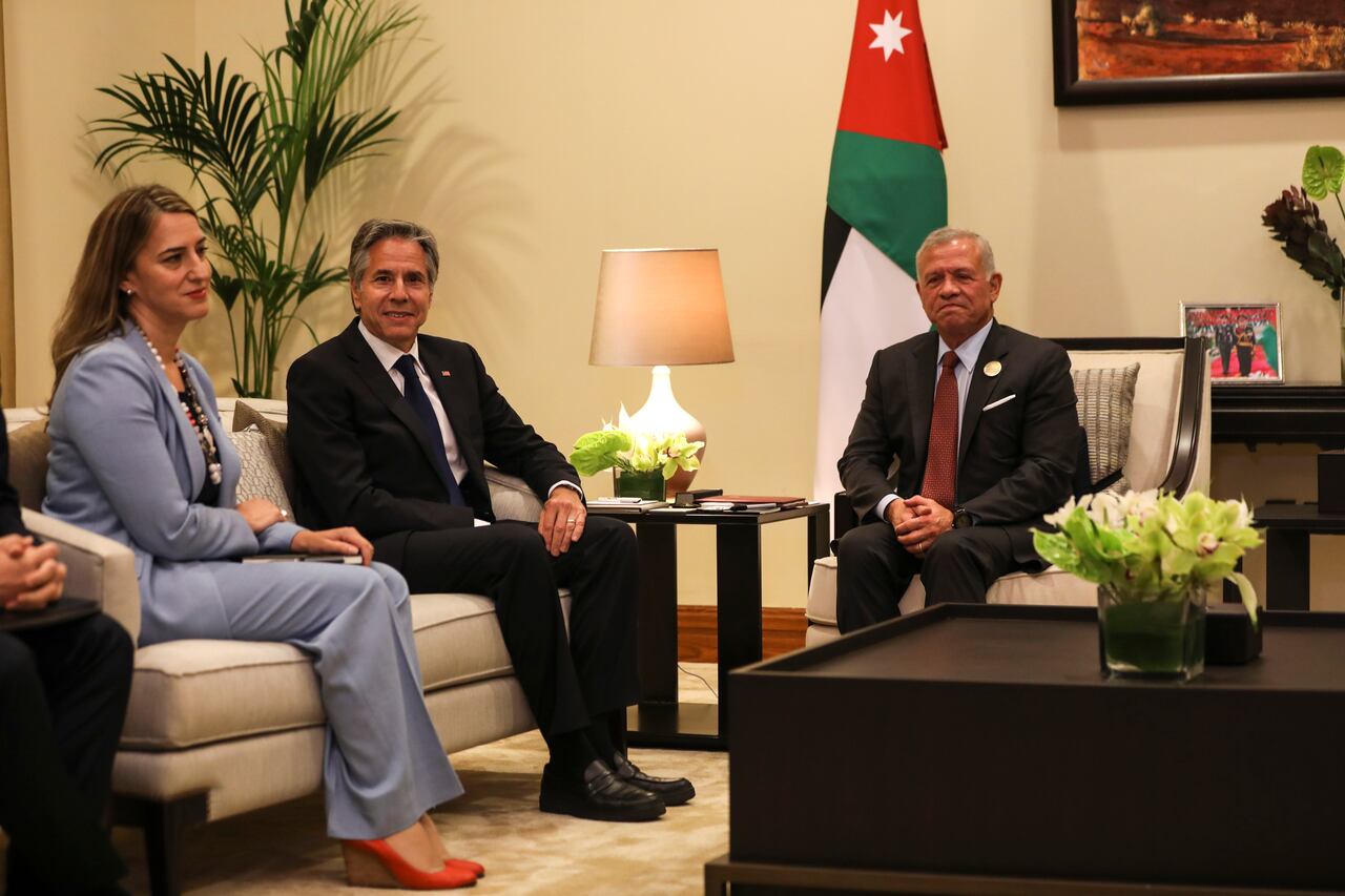 El secretario de Estado de Estados Unidos, Antony Blinken, se reúne con el rey Abdullah II de Jordania durante la conferencia "Llamado a la acción: Respuesta humanitaria urgente para Gaza", en el Mar Muerto, Jordania, el martes 11 de junio de 2024.