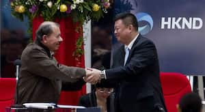 El presidente de Nicaragua, Daniel Ortega (izq.), y el empresario chino Wang Jing (der.).
