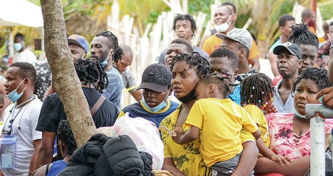 Más de 15.000 migrantes duermen en las calles de Necoclí. Esperan que la compañía de transporte los cruce por el golfo de Urabá, lo que constituye un riesgo judicial para los empresarios. Para llegar a Panamá, los migrantes deberán atravesar el Tapón del Darién. 