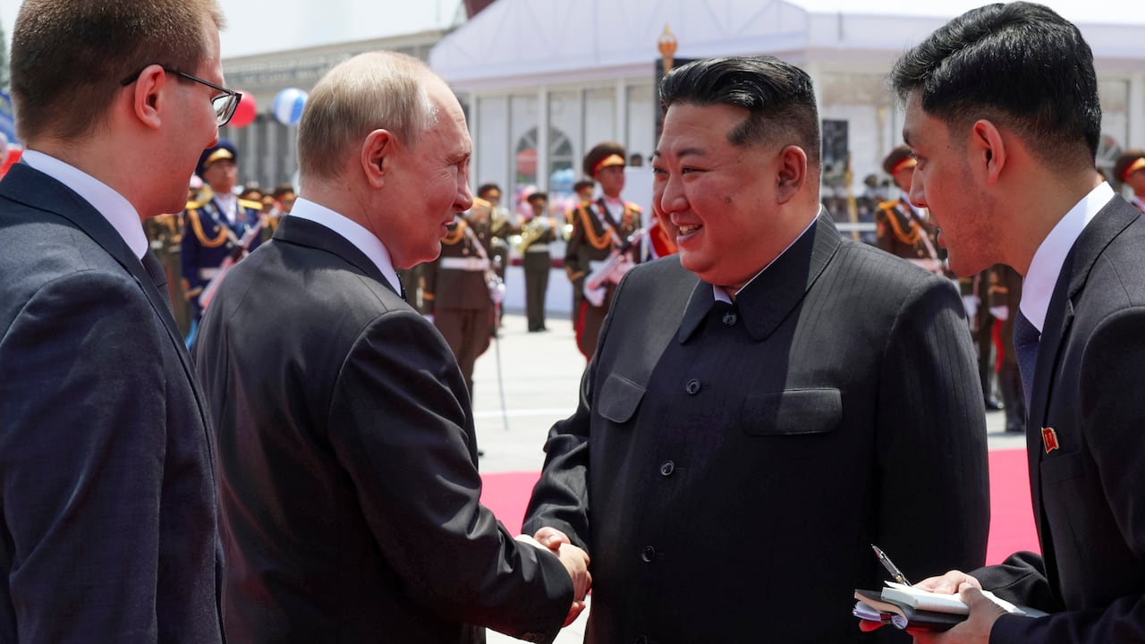 El mandatario ruso había elogiado antes de la reunión los lazos entre los dos países, que se remontan a la lucha del ejército soviético contra el japonés en la península de Corea en los últimos compases de la Segunda Guerra Mundial, y al respaldo que Moscú brindó a Pyongyang durante la Guerra de Corea.