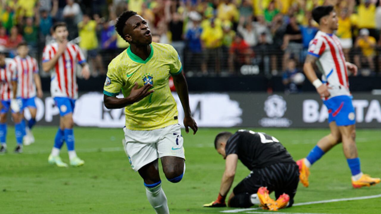 Vinicius Junior de Brasil celebra después de anotar el tercer gol del equipo durante el partido del Grupo D de la CONMEBOL Copa América 2024 entre Paraguay y Brasil en el Allegiant Stadium el 28 de junio de 2024 en Las Vegas, Nevada.