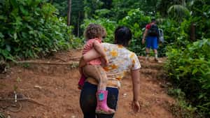 Archivo. Migrante venezolana viaja con sus cuatro hijos, esposo y otras familias venezolanas a través del Tapón del Darién (27 de julio de 2022).