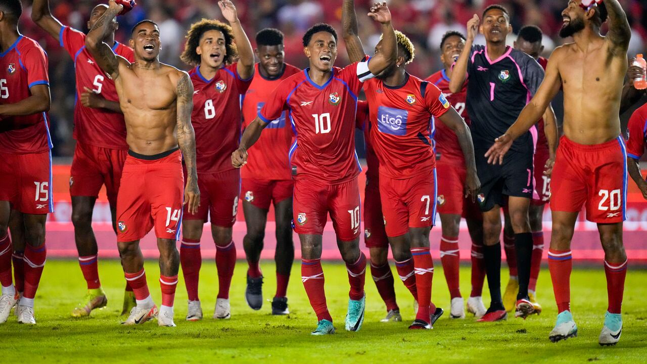 Panama's players celebrate after beating 3-1 Costa Rica on a Concacaf Nation League quarterfinal second leg soccer match at Rommel Fernandez stadium in Panama City, Monday, Nov. 20, 2023. (AP Photo/Arnulfo Franco)
