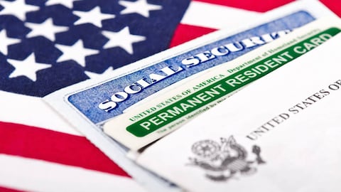 La primera etapa para renovar su 'Green card' consiste en diligenciar el Formulario I-90 que puede presentar de forma virtual o impresa.