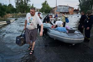 La ruptura de una presa y el peligro mismo que refieren las inundaciones se ha convertido en el nuevo panorama de la guerra en Ucrania.