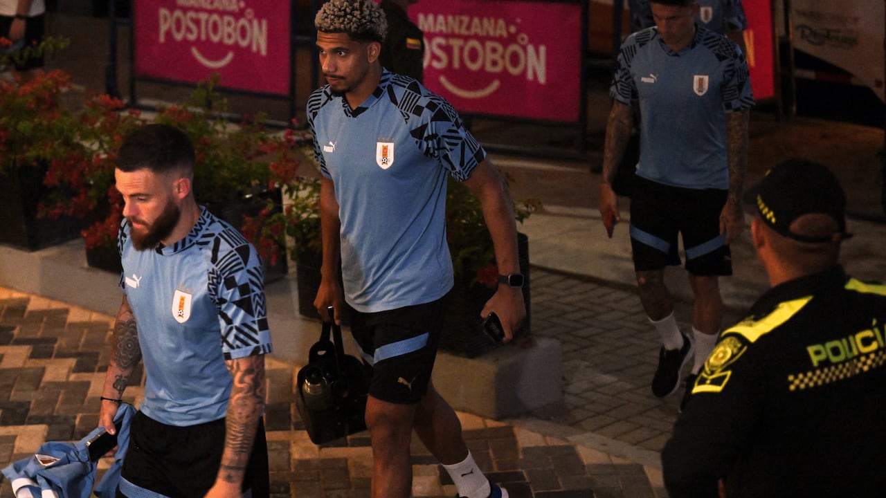 Uruguay's midfielder Nahitan Nandez (L) and defender Ronald Araujo arrive at their hotel in Barranquilla, Colombia, on October 11, 2023, after a training session on the eve of their 2026 FIFA World Cup Qualifier football match against Colombia. (Photo by Raul ARBOLEDA / AFP)