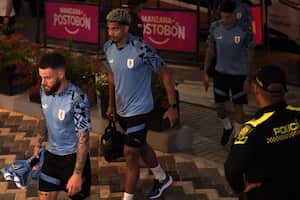 El mediocampista uruguayo Nahitan Nandez (i) y el defensor Ronald Araujo llegan a su hotel en Barranquilla, Colombia, el 11 de octubre de 2023, después de una sesión de entrenamiento en vísperas de su partido de fútbol de clasificación para la Copa Mundial de la FIFA 2026 contra Colombia