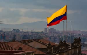 Bandera colombiana con vista al centro de Bogotá