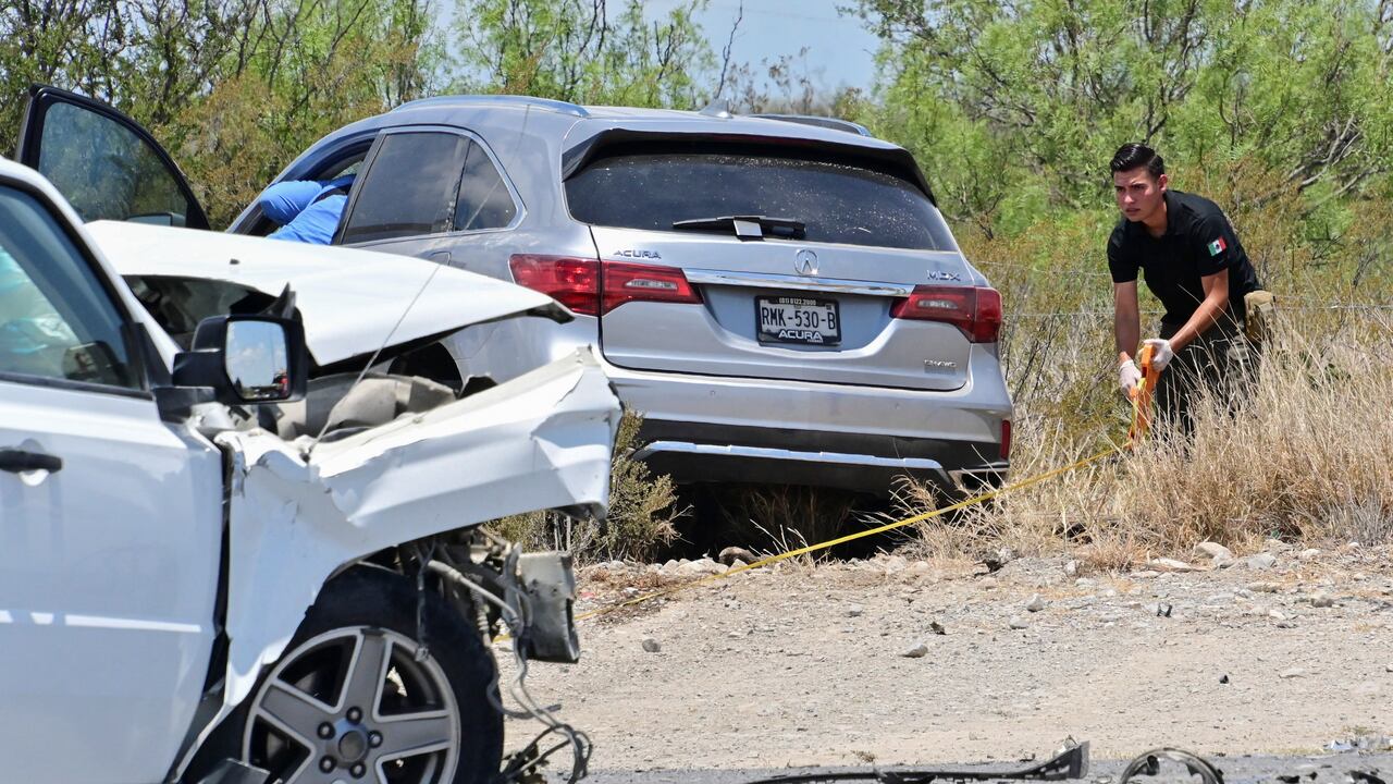 Un técnico forense trabaja en una escena después de un accidente automovilístico que involucró a un vehículo que transportaba a miembros del equipo de la presidenta electa Claudia Sheinbaum, en Monclova, estado de Coahuila, México, el 14 de junio de 2024.